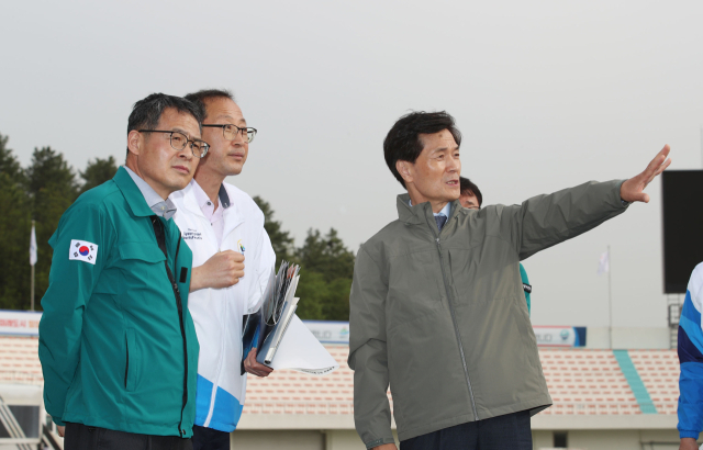 안병구 시장이 밀양종합운동장을 찾아 경남도민체육대회 준비 사항을 점검하고 있다. 밀양시 제공