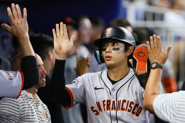 샌프란시스코 자이언츠의 이정후가 18일 미국 플로리다주 마이애미 론디포파크에서 열린 MLB 마이애미 말린스와의 경기 8회 득점에 성공한 뒤 덕아웃으로 들어오며 동료들의 환영을 받고 있다. 연합뉴스