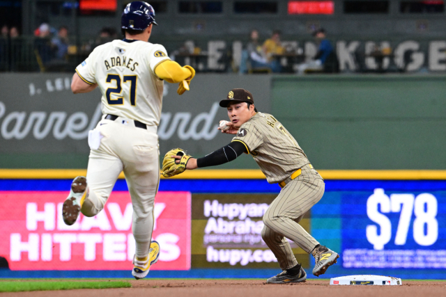 샌디에이고 파드리스의 김하성이 18일 미국 위스콘신주 밀워키 아메리칸패밀리필드에서 열린 2024 MLB 밀워키 브루어스와의 경기에 출전해 1회 수비 때 2루에서 더블 플레이를 시도하고 있다. 연합뉴스