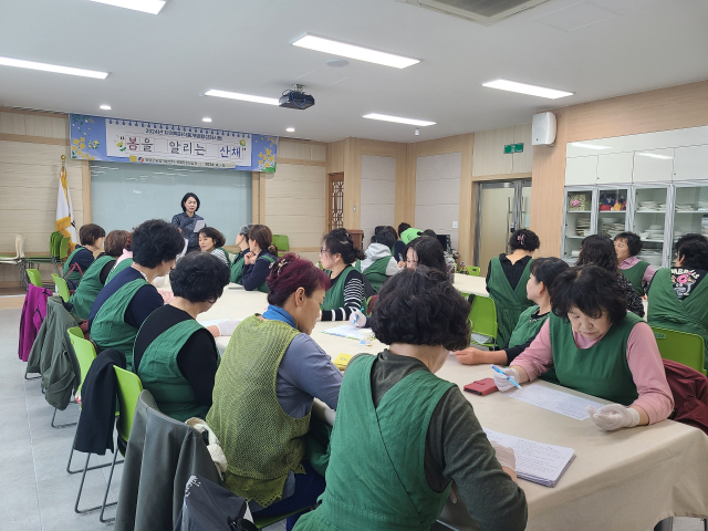 경북 영양군우리음식연구회원들이 영양군농업기술센터에서 진행된 지역특화식품 개발활성화 교육에 참여해 지역 특산물인 산나물을 활용한 새로운 형태의 음식에 대해 논의하며 실습하고 있다. 영양군 제공