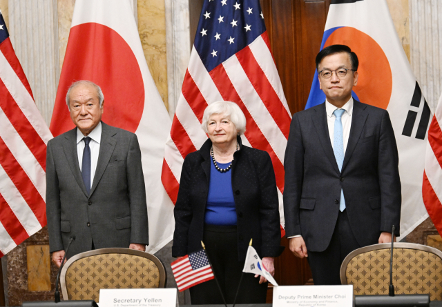 G20재무장관회의 및 IMF/WB 춘계회의 참석차 미국 워싱턴DC를 방문 중인 최상목 경제부총리 겸 기획재정부 장관이 17일(현지시간) 미국 재무부에서 열린 '제1차 한·미·일 재무장관 회의'에 참석, 회의시작에 앞서 재닛 옐런 미국 재무장관, 스즈키 슌이지 일본 재무장관과 함께 기념사진을 찍고 있다. 2024.4.18. 기획재정부 제공