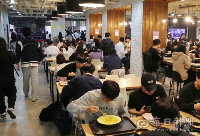 [포토뉴스] 밥상물가 폭등에 저렴한 학생식당 찾는 대학생들