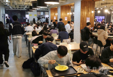 [포토뉴스] 밥상물가 폭등에 저렴한 학생식당 찾는 대학생들
