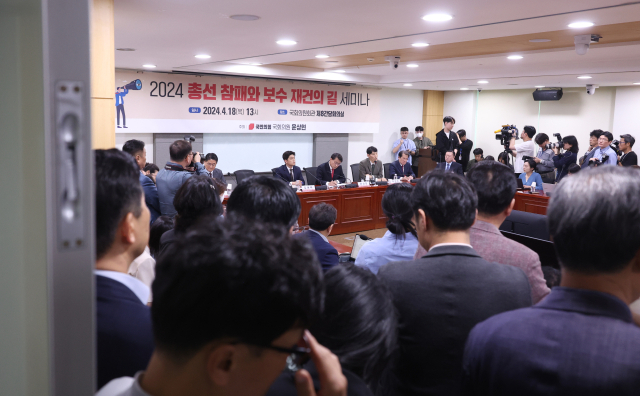 18일 국회 의원회관에서 국민의힘 윤상현 의원이 '2024 총선 참패와 보수 재건의 길'을 주제로 세미나를 하고 있다. 연합뉴스