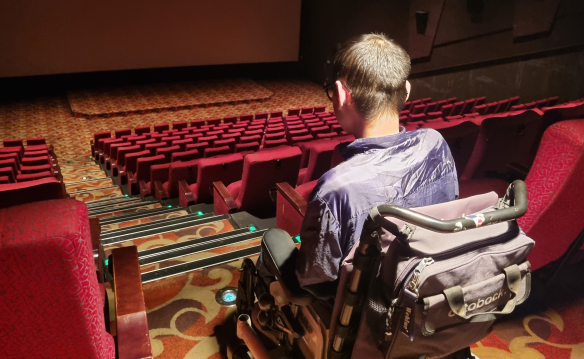 장애인 혼자선 엄두도 못내는 영화관 방문