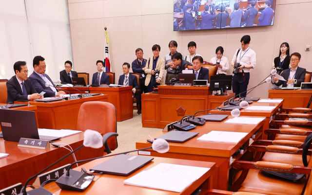 18일 서울 국회에서 열린 농림축산식품해양수산위원회 전체회의가 열리고 있다. 이날 민주당은 '양곡관리법 개정안'과 '농산물 가격 안정법 개정안'을 국회 본회의에 직회부하는 안 등을 단독으로 가결했다. 연합뉴스