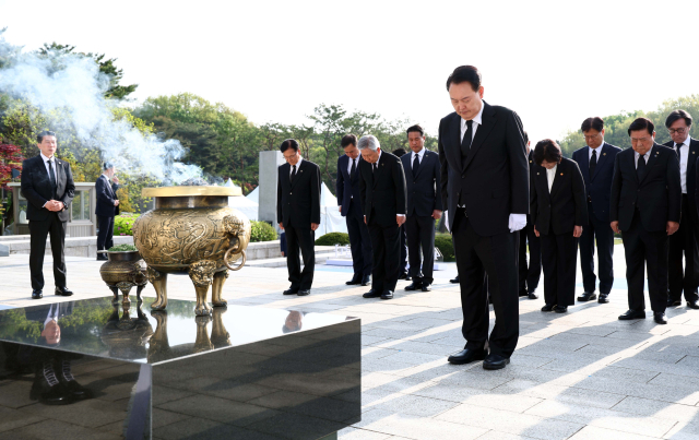 윤석열 대통령이 제64주년 4·19혁명 기념일인 19일 서울 강북구 국립4·19민주묘지 기념탑에서 묵념하고 있다. 연합뉴스