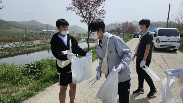 청송 현서중·고등학교 학생들이 지난 17일 지역에서 쓰레기를 줍는 플로깅 활동을 펼쳤다. 현서중·고 제공