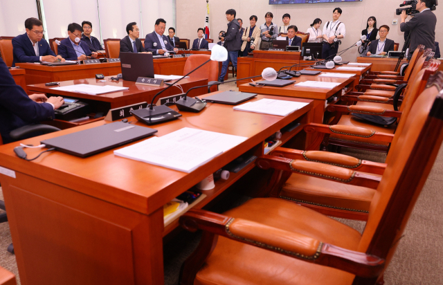 18일 서울 국회에서 열린 농림축산식품해양수산위원회 전체회의가 열리고 있다. 이날 민주당은 '양곡관리법 개정안'과 '농산물 가격 안정법 개정안'을 국회 본회의에 직회부하는 안 등을 단독으로 가결했다. 연합뉴스