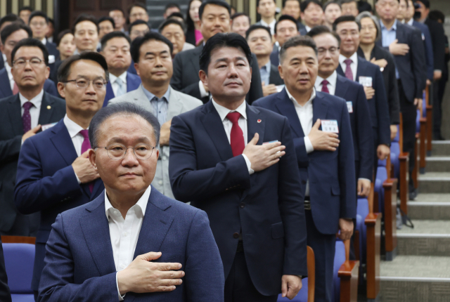 국민의힘 윤재옥 원내대표 겸 당 대표 권한대행이 19일 국회에서 열린 원외조직위원장 간담회에서 국기에 대한 경례를 하고 있다. 이날 간담회에는 4·10 총선 수도권 낙선자들을 비롯한 원외 조직위원장들이 참석했다. 연합뉴스