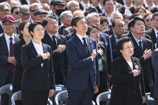 조국혁신당 조국 대표가 19일 오전 서울 강북구 국립 4·19민주묘지에서 열린 제64주년 4·19 혁명 기념식에 참석해 국기에 경례하고 있다. 연합뉴스