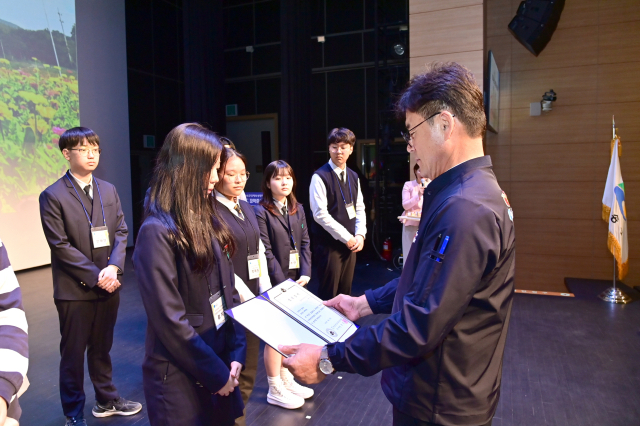 윤경희 청송군수(오른쪽)가 지역 장학생에게 장학금을 수여하는 모습. 청송군 제공