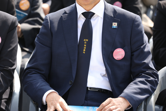 19일 오전 서울 강북구 국립 4·19민주묘지에서 열린 제64주년 4·19 혁명 기념식에 참석한 조국 대표의 넥타이에 