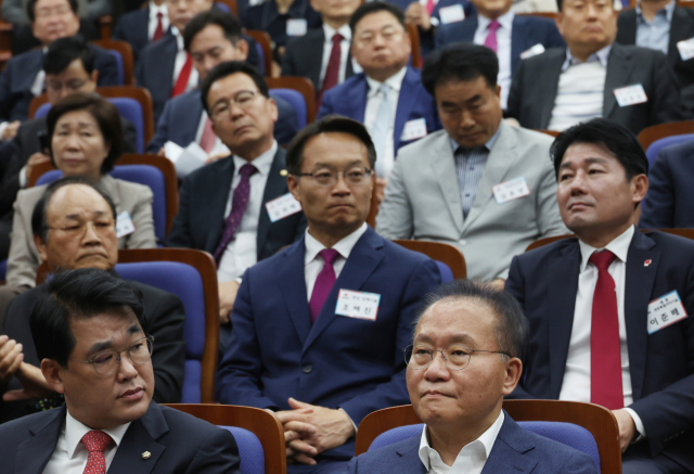 국민의힘 윤재옥 원내대표 겸 당 대표 권한대행이 19일 국회에서 열린 원외조직위원장 간담회에서 굳은 표정을 하고 있다. 이날 간담회에는 4·10 총선 수도권 낙선자들을 비롯한 원외 조직위원장들이 참석했다. 연합뉴스