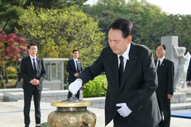 윤석열 대통령이 19일 서울 강북구 국립4·19민주묘지 기념탑에서 분향하고 있다. 연합뉴스
