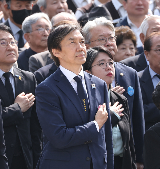 조국혁신당 조국 대표가 지난 19일 오전 서울 강북구 국립 4·19민주묘지에서 열린 제64주년 4·19 혁명 기념식에 참석해 국기에 경례하고 있다. 연합뉴스