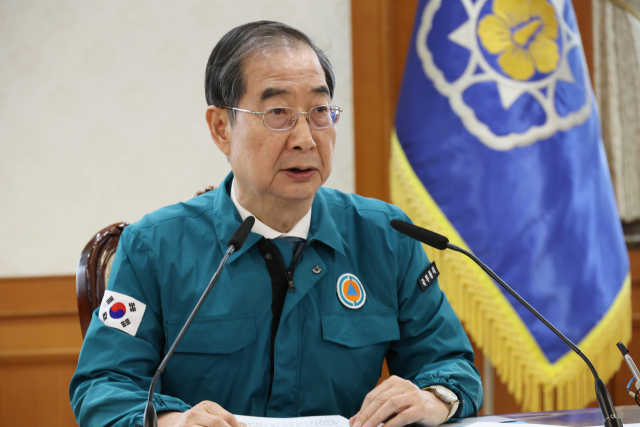 한덕수 국무총리가 19일 오후 서울 종로구 정부서울청사에서 열린 중앙재난안전대책본부 회의에 참석해 의과대학 정원 관련 발언을 하고 있다. 연합뉴스