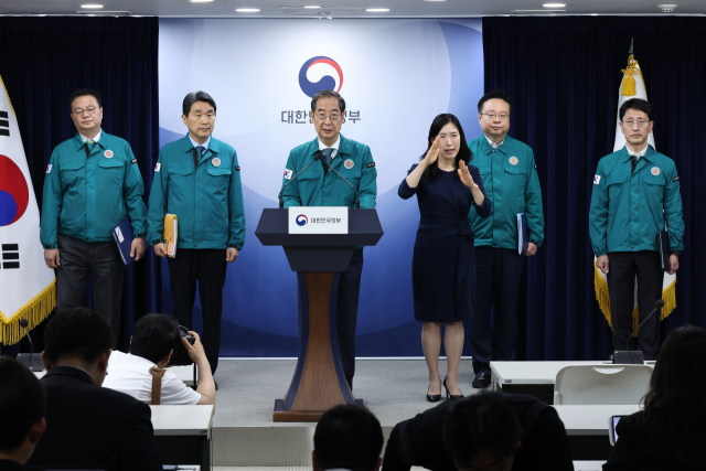 한덕수 국무총리와 관계 장관들이 19일 오후 서울 종로구 정부서울청사에서 열린 의과대학 증원관련 특별 브리핑에 참석해 거점국립대 총장들이 건의한 의대 정원 조정 건의에 대한 정부의 입장을 설명하고 있다. 연합뉴스