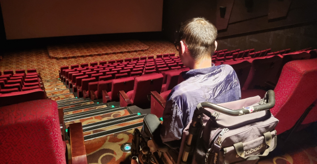 휠체어 탄 장애인 영화관 방문기
