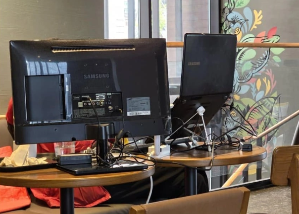 스타벅스로 보이는 매장 내에서 테이블 위에 한 손님이 노트북과 사무용 모니터를 올려놓고 작업하는 모습. 온라인 커뮤니티 갈무리