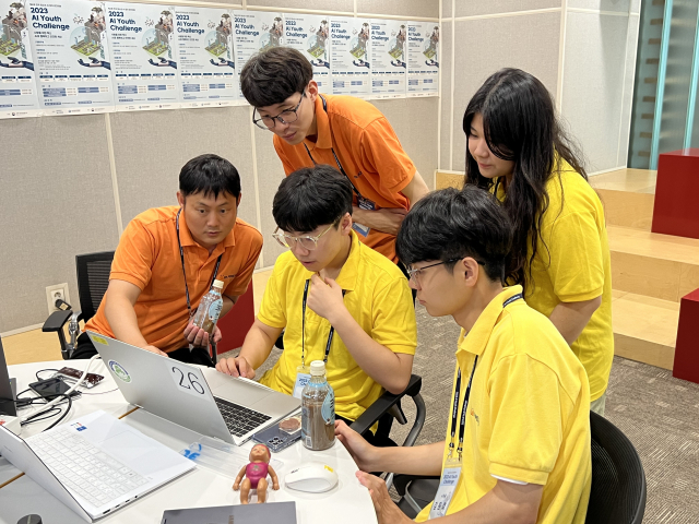 '2023 AI Youth Challnege'에 참여했던 학생들이 포스코DX AI엔지니어들로부터 멘토링을 받고 있다. 포스코DX 제공