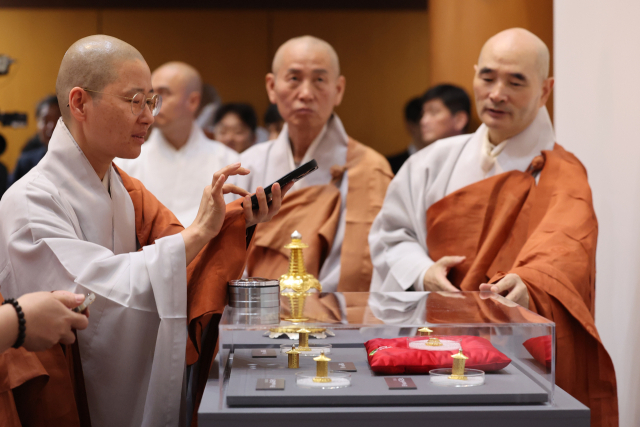 19일 오전 서울 종로구 한국불교역사문화기념관에서 열린 '화암사 사리 이운 고불식'에서 스님들이 부처님 사리를 친견하고 있다. 대한불교조계종은 지난 16일 미국 보스턴박물관을 방문해 가섭불·석가모니·정광불 및 고려시대 스님인 나옹선사(1320∼1376)·지공선사(?∼1363)의 사리와 편을 돌려받았다. 연합뉴스