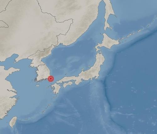 19일 오후 11시 27분 54초께 일본 나가사키현 대마도 북북동쪽 96㎞ 해역에서 발생한 규모 3.9 지진으로 약 50㎞ 떨어진 부산에서도 진동이 감지됐다. 부산소방재난본부에 따르면 이날 오후 11시 40분께까지 흔들림이 느껴졌다며 지진 발생 여부를 묻는 전화가 35건 접수됐다. 연합뉴스