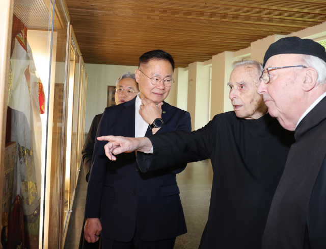 베르겔 신부(오른쪽에서 두번째)가 김재욱 칠곡군수에게 한국 관련 전시물을 설명하고 있다. 칠곡군 제공