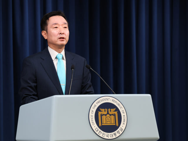 이도운 대통령실 홍보수석이 19일 서울 용산 대통령실 청사에서 총선 이후 윤석열 대통령과 더불어민주당 이재명 대표와의 전화 통화에 관련해 브리핑하고 있다. 연합뉴스