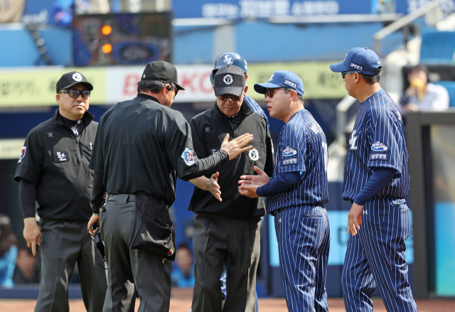 KBO 인사위원회로부터 '계약 해지' 징계를 받은 이민호(가운데) 전 심판. 삼성 라이온즈 제공