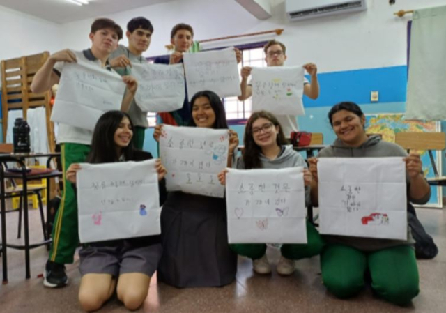 파라과이 한 중학교에서 한국어를 배우는 학생들. 교육부 제공