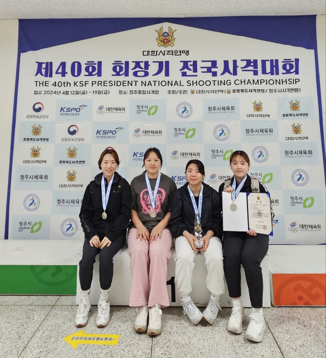 제 40회 회장기 전국사격선수권대회에서 입상을 차지한 경북전문대 선수들이 카메라 앞에서 포즈를 취했다. 경북전문대 제공