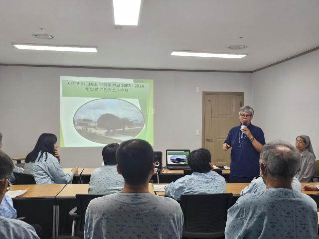 지난 15일 구미 미래로병원 4층 회의실에서 박달분 프란치스카 수녀가 지난 20년간 아프리카 코트디부아르에서 진행한 의료선교에 대해 특강을 진행하고 있다. 조규덕기자