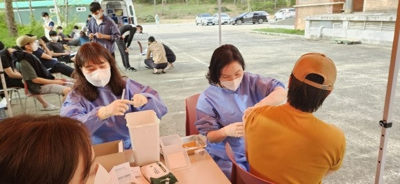 경산의 한 대학교에서 홍역이 집단 발생하자 경산보건소가 해당 대학 외국인 기숙사생을 대상으로 백신 접종을 하고 있다. 경산시 보건소 제공