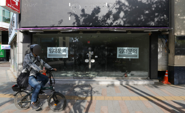 고금리와 고물가에 소비가 위축되면서 소규모 상가 공실률이 역대 최고치를 기록하고 있다. 지난해 4월 대구 도심 빈 상가 모습. 매일신문 DB