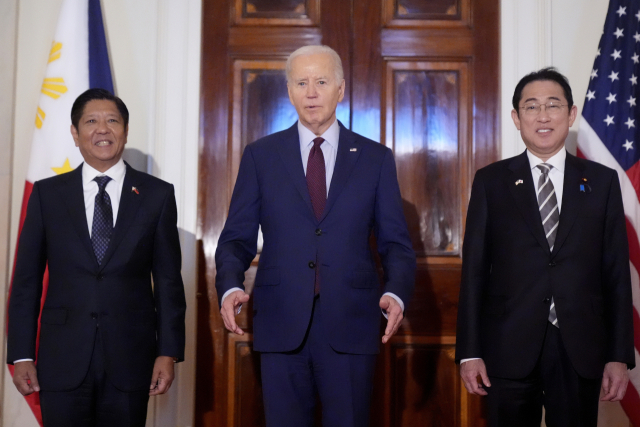 조 바이든 미국 대통령(가운데)이 지난 11일(현지시간) 워싱턴 DC 백악관 이스트룸에서 기시다 후미오 일본 총리(오른쪽), 페르디난드 마르코스 주니어 필리핀 대통령과 3국 정상회의를 하기에 앞서 발언하고 있다. 이날 바이든 대통령은