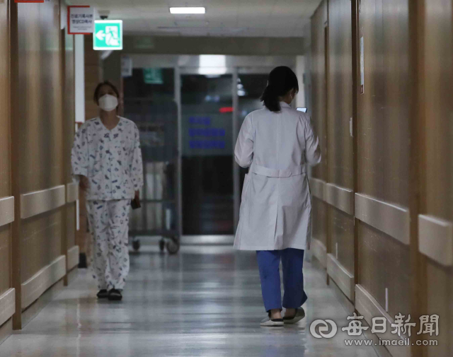 의정 갈등이 계속되는 가운데 21일 오후 대구 한 대학병원에서 의료진과 환자가 이동하고 있다.정운철 기자 woon@imaeil.com