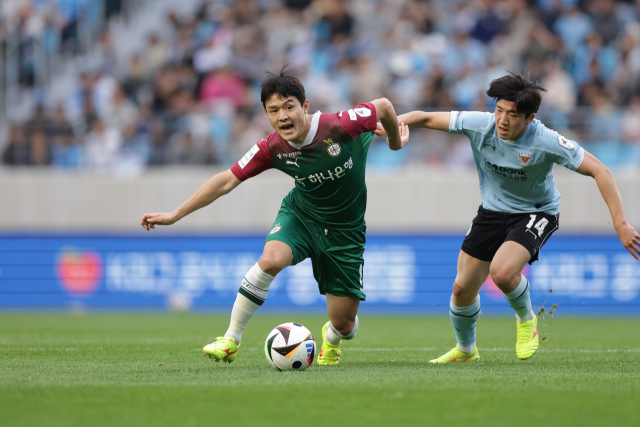 대구FC의 박세진이 21일 DGB대구은행파크에서 열린 프로축구 K리그1 2024 8라운드 홈 경기에 출전해 대전 하나시티즌 주세종의 뒤를 쫓고 있다. K리그 제공