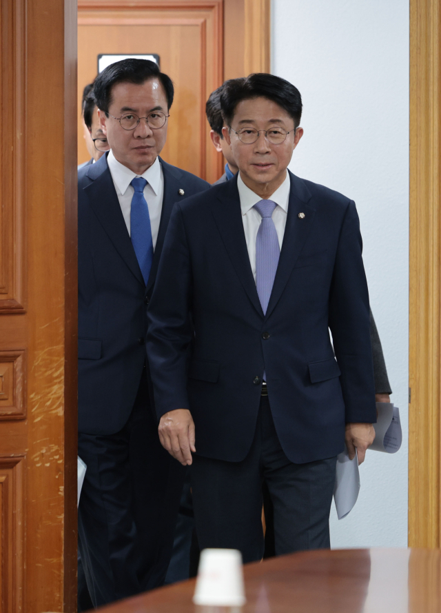 더불어민주당 조정식 사무총장과 비례 위성정당인 더불어민주연합 윤영덕 대표 가 투표소 대파 반입 금지조치 등과 관련헤 8일 경기도 중앙선거관리위원회 과천청사를 항의방문하고 있다. 연합뉴스