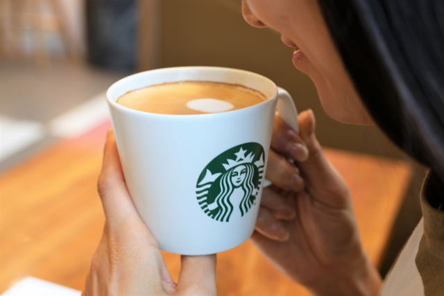 '플랫 화이트'는 글로벌 스타벅스에서 꾸준히 인기를 얻고 있는 음료로, 커피 본연의 풍미를 진하게 느낄 수 있는 클래식한 커피에 대한 국내 고객 니즈가 꾸준함에 따라 한국에서도 선보이게 됐다. 스타벅스 제공