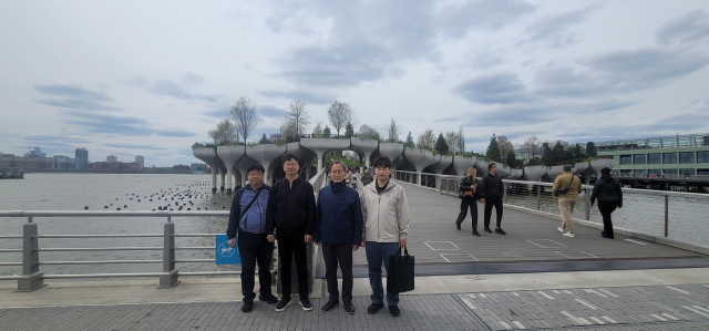 박남서 영주시장이 미국 뉴욕시 High line park 공원(도시재생 사업으로 폐철도 재활용)에서 기념 사진을 촬영했다. 영주시 제공