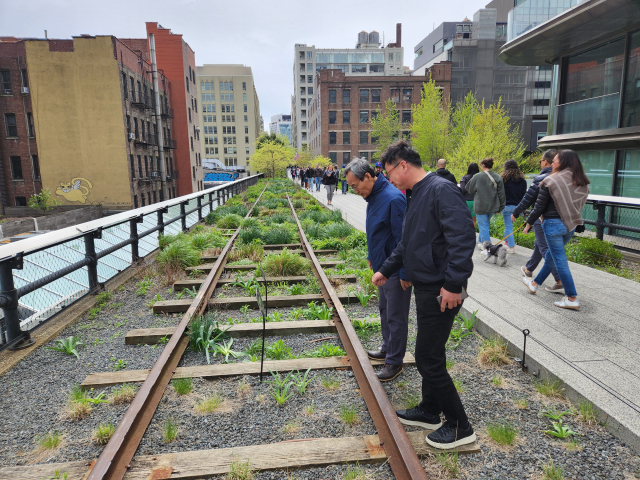 박남서 영주시장이 미국 뉴욕시 High line park(도시재생 사업을 통해 폐철도 재활용)를 둘러 보고 있다. 영주시 제공