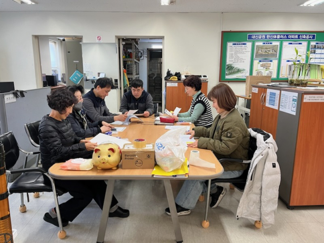 부산도시공사가 서대신3 한신휴플러스 재계약 후 관리사무소에서 민원인과 간담회를 진행하고 있다. [사진=부산도시공사]