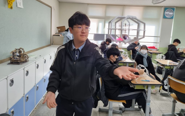 대구 대곡중은 학생들이 창의적 아이디어를 구현하며 미래 직업들을 체험할 수 있는