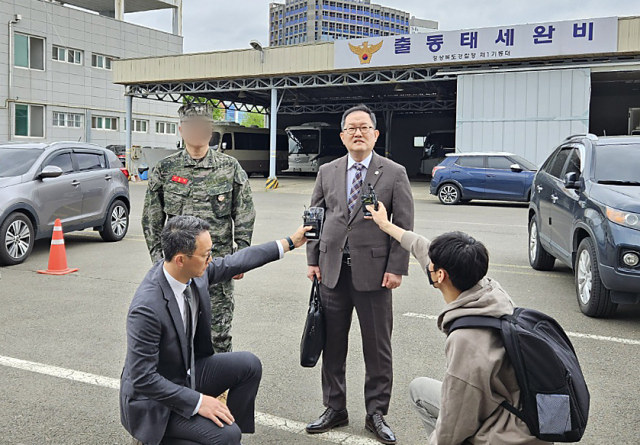 22일 오전 경북경찰청 형사기동대에 출두한 해병대 제1사단 제7포병 대대장과 김경호 변호사가 기자회견을 하고 있다. 이날 이들은 지난해 예천군 수해로 순직한 채상병 사건과 관련해 경찰 수사를 받는다. 연합뉴스