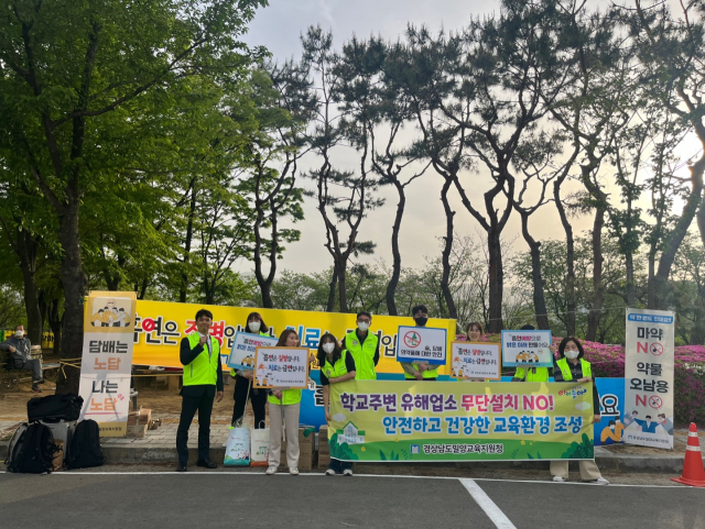 밀양교육지원청은 19일 밀양시청 관계자들과 함께 밀양종합운동장 입구에서 금연 캠페인 활동을 벌였다. 밀양교육지원청 제공