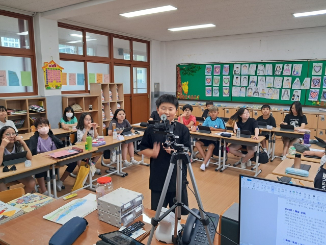 경북교육청은 전남교육청과 업무 협약을 통해 지난해부터 양 지역 학교 학생들이 화상연결을 통해 함께 공통된 문제를 논의하고 해결하며 하나 될 수 있는 교육을 추진 중이다. 사진은 경북지역 한 초등학교에서 화상연결을 통한 수업이 진행되는 모습. 경북교육청 제공