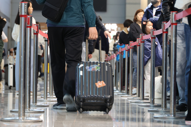 인천공항 제1터미널에서 줄 서 있는 해외 여행객들. 연합뉴스