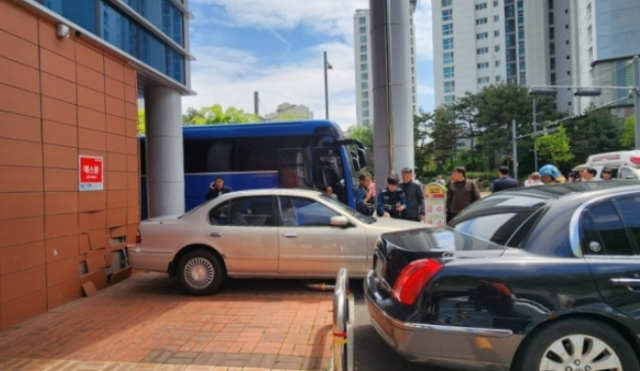 경기 성남시 판교노인종합복지관 주차장에서 90대 고령 운전자의 차량이 행인들을 덮쳐 1명이 사망하고 다수의 부상자가 발생했다. 경기도소방재난본부 제공