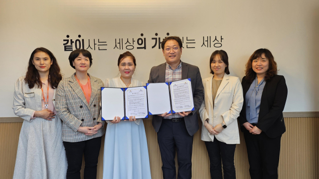 박경구 경북안동지역자활센터장(왼쪽 네 번째)과 김미정 경북북부청소년성문화센터장(왼쪽 세 번째) 등 양 기관 관계자들이 최근 업무협약을 체결하고 기념 촬영을 하고 있다. 김영진 기자